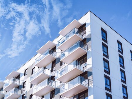 Appartement met blauwe lucht