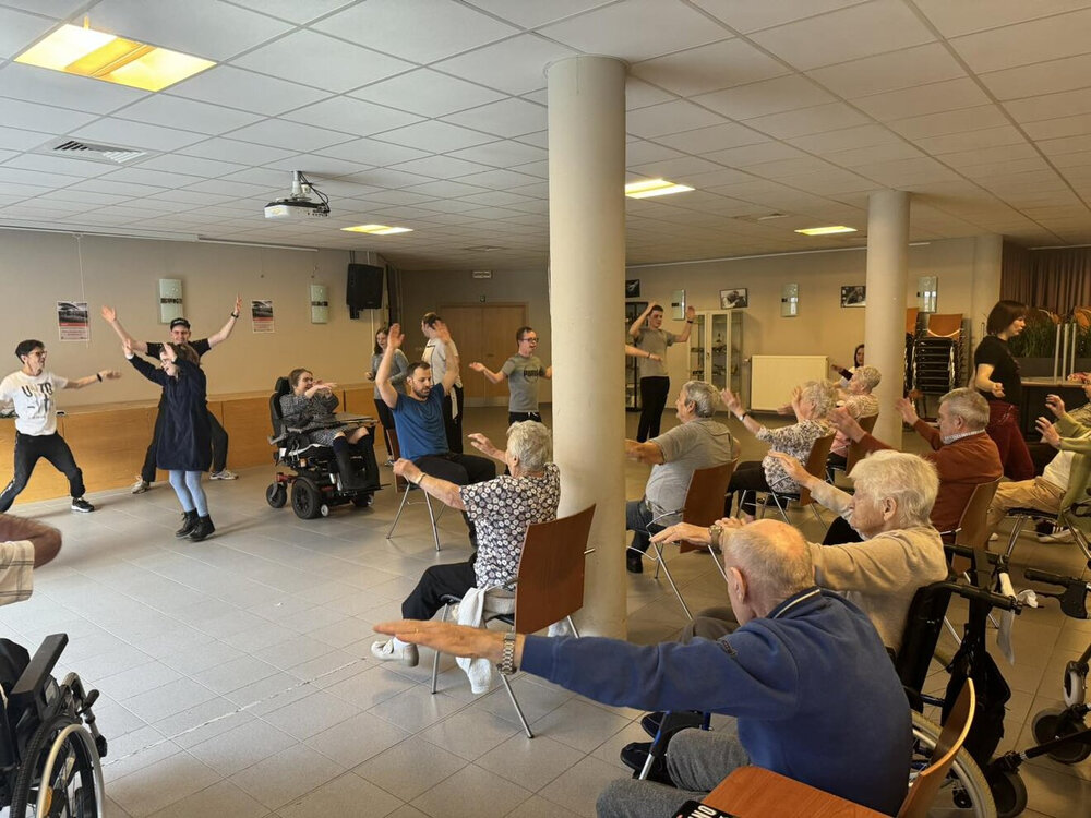 Decoratieve afbeelding: oud en jong spelen samen