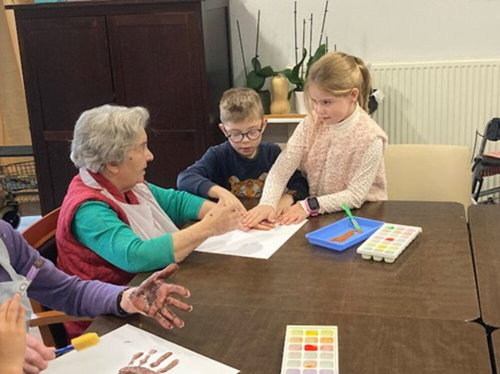Decoratieve afbeeldingen: oud en jong spelen spel