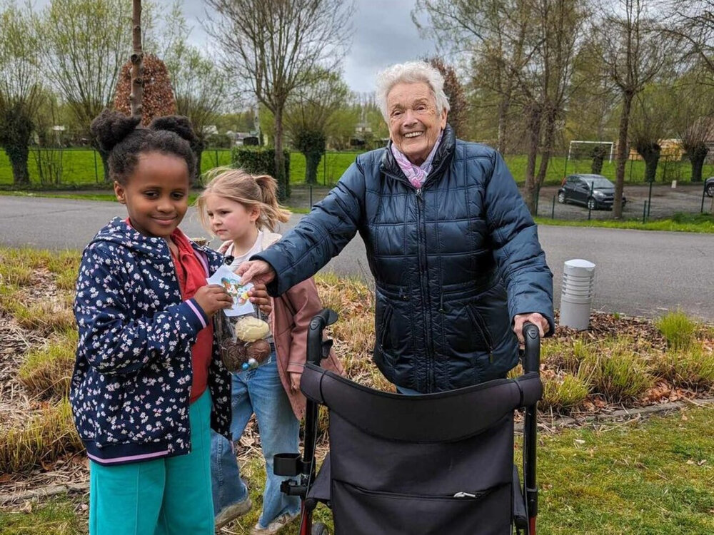 Decoratieve afbeelding: Oud en jong maken een wandeling