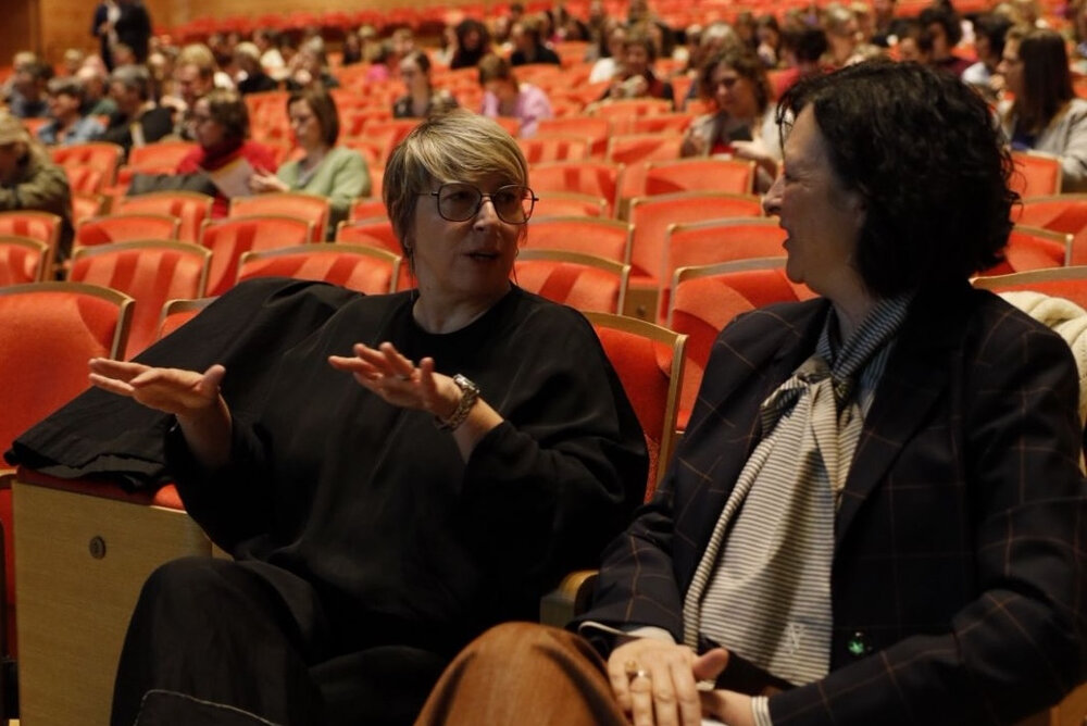 Minsiter Gennez en Véronique Jannsens in gesprek op de inspiratiedag lokaal opgroeien