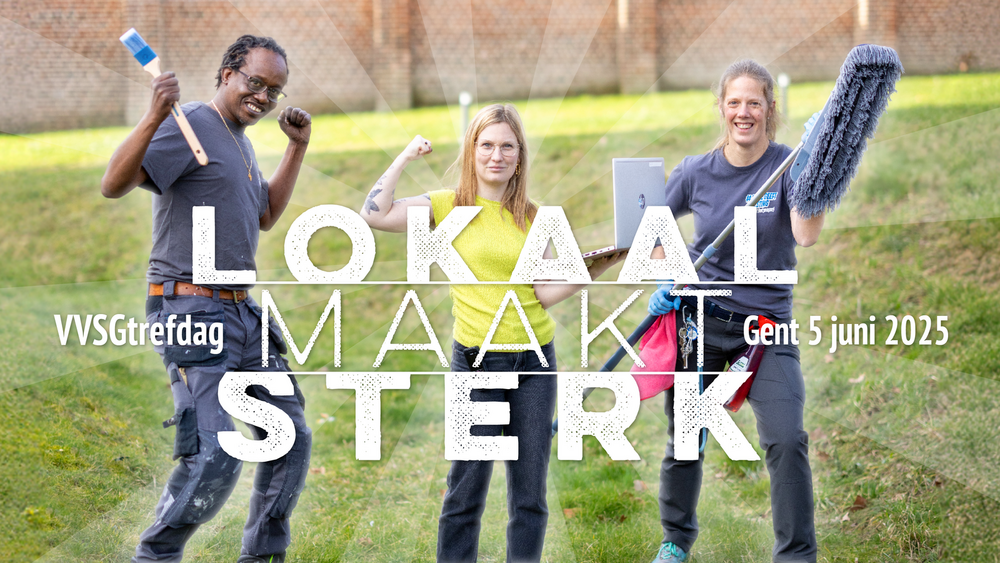 Drie mensen staan op een grasveld, elk met een ander beroep bij een lokaal bestuur: een technisch medewerker, een kantoormedewerker en een schoonmaker. Ze stralen kracht en samenwerking uit.