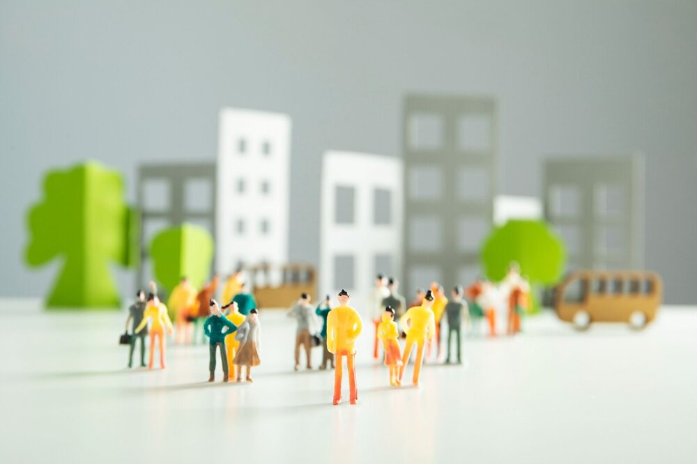 Miniatuur mannetjes in een papieren stad.