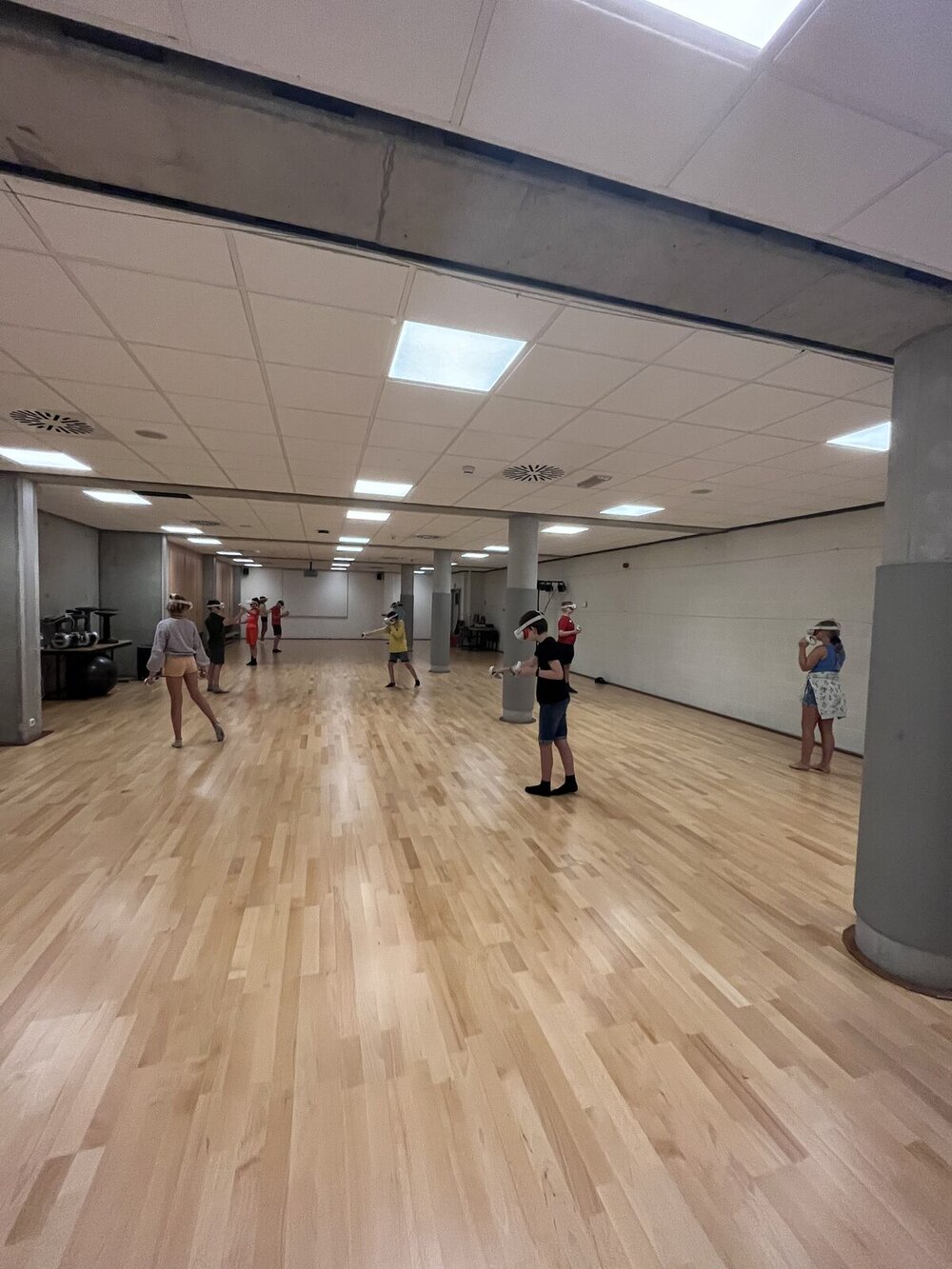 Kinderen spelen met VR-brillen in een hal.