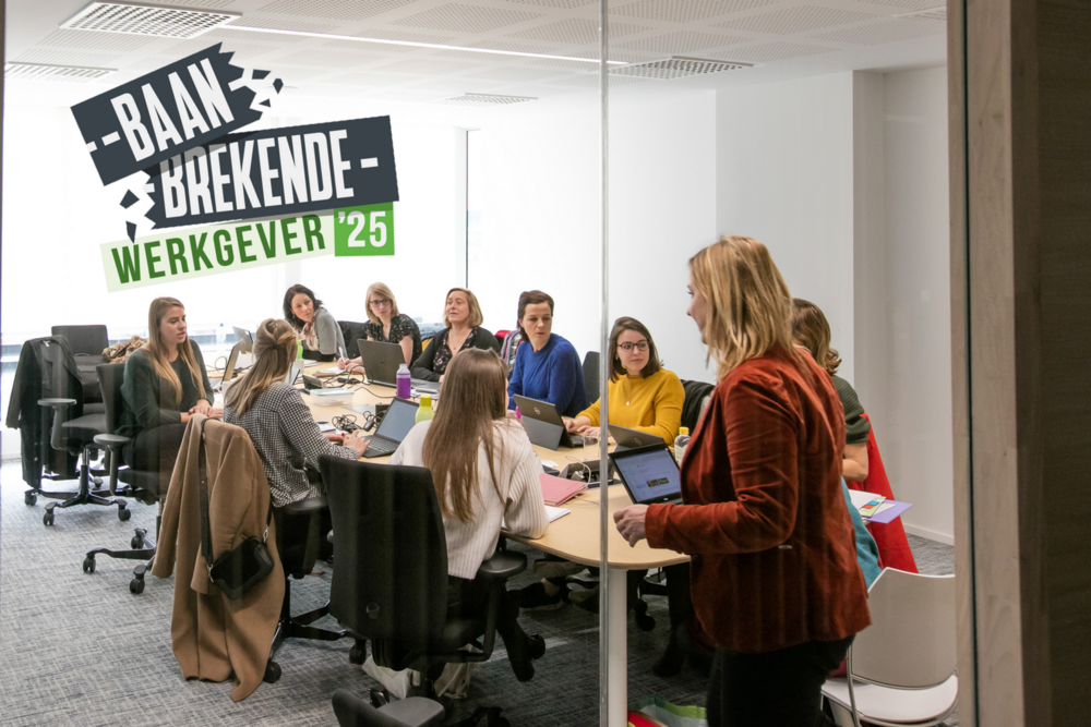 We zien een overleg met ongeveer 12 mensen waarop het logo van baanbrekend werkgever staat. 