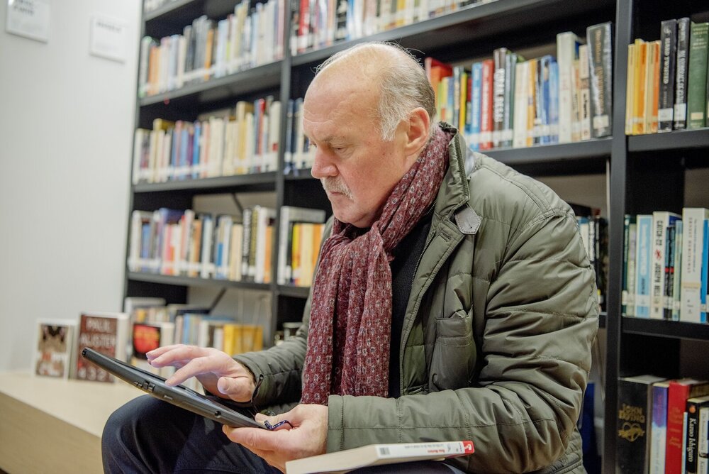 man in bib met een tablet