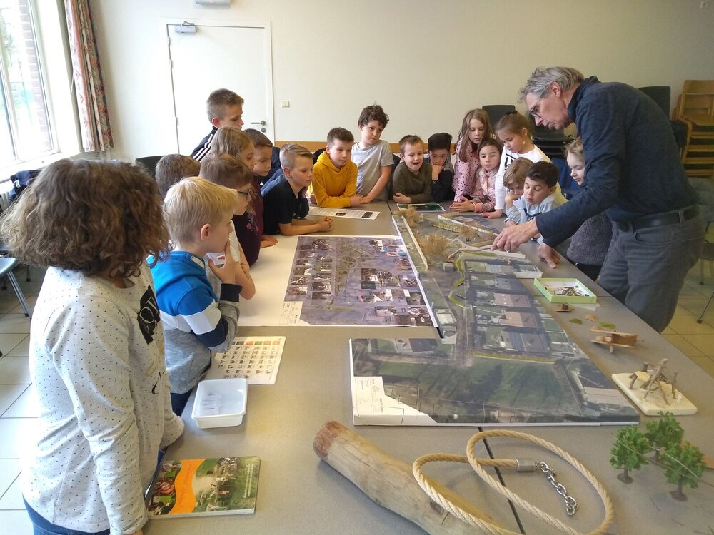 beeld kinderen aan een tafel