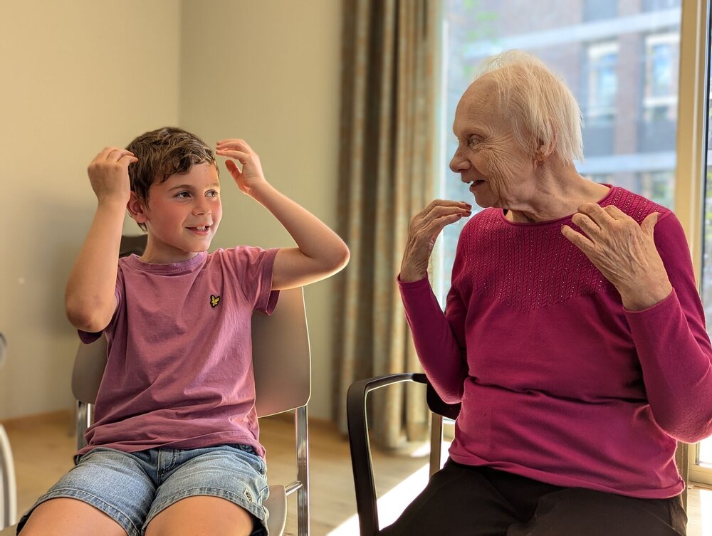 beeld oudere dame die spelletje speelt met kind