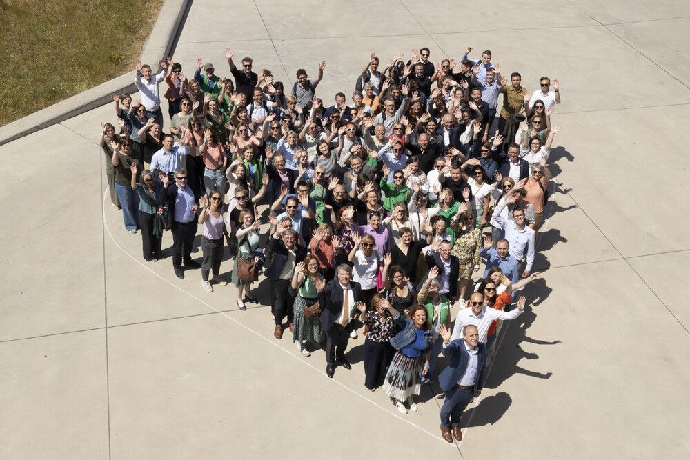 Topshot van een hart gevormd door mensen. 