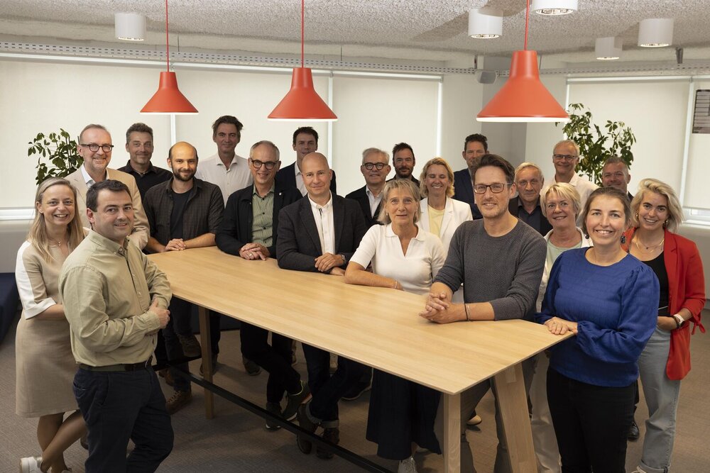 Groepsfoto van bestuurlijke commissie kwalitieitsvolle leefomgeving bij de start in nieuwe samenstelling in september 2025
