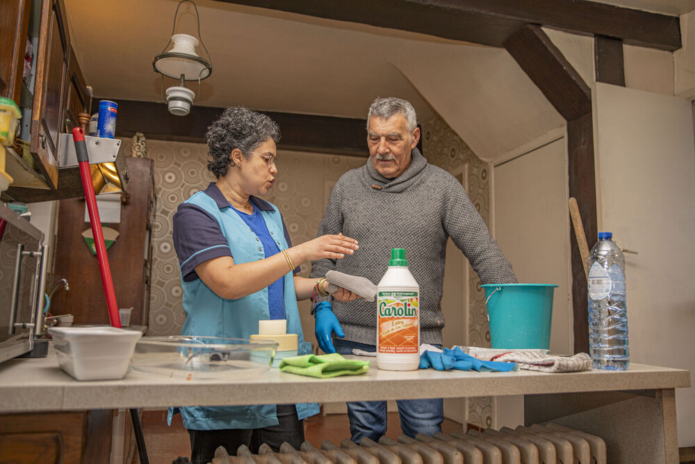 Rudy Raes krijgt uitleg over het takenpakket van de schoonmaakdienst