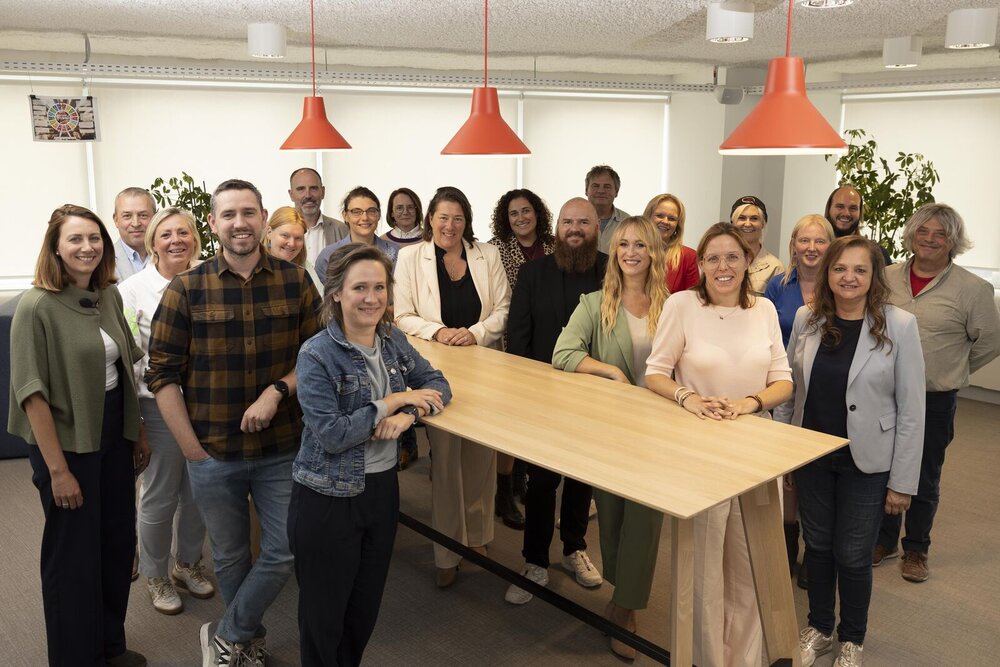 Groepsfoto van bestuurlijke commissie samenleven en zorg voor elkaar bij de start in nieuwe samenstelling in september 2025
