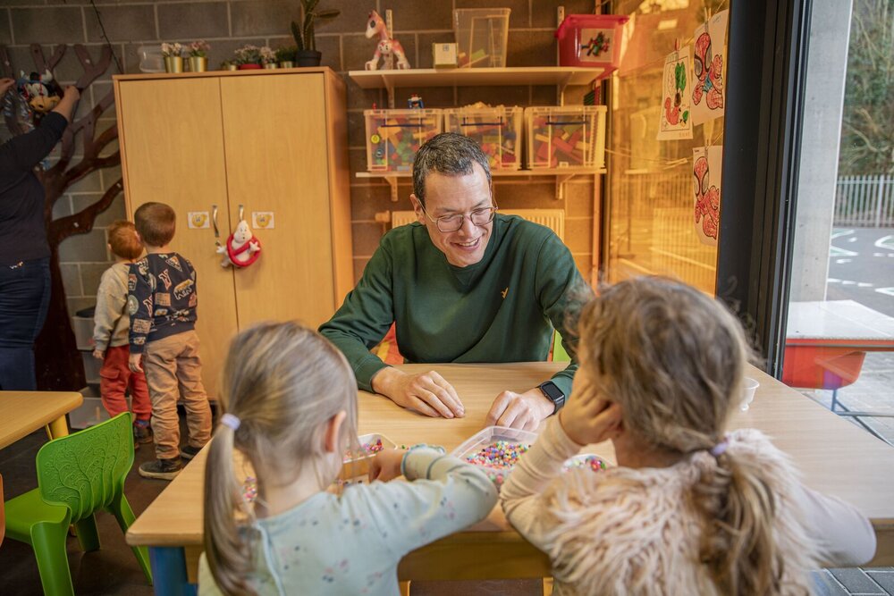 Kristof Gaublomme in het kinderdagverblijf