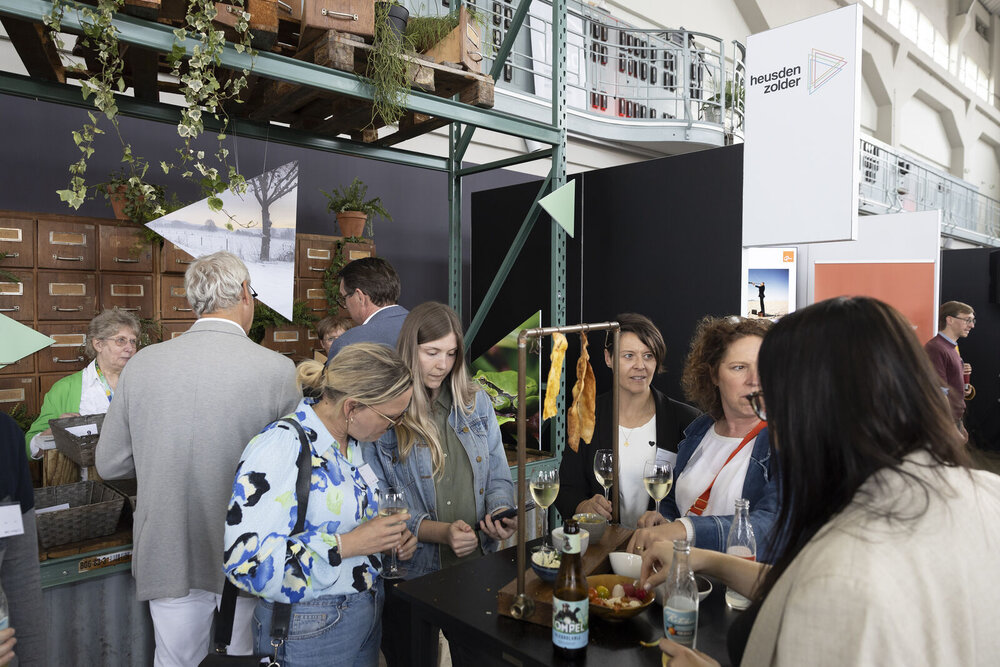 Groep mensen in een standenmarkt
