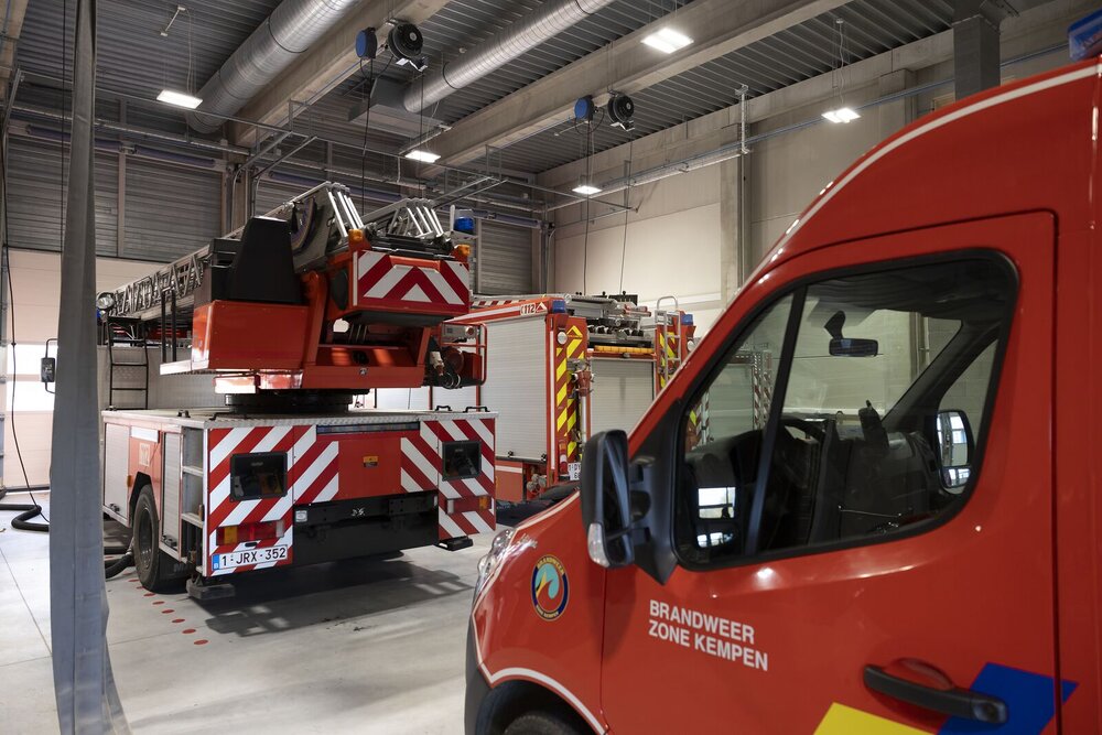 Brandweerkazerne met brandweerwagen.
