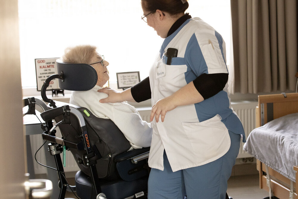 Zorgkundige en client in interactie