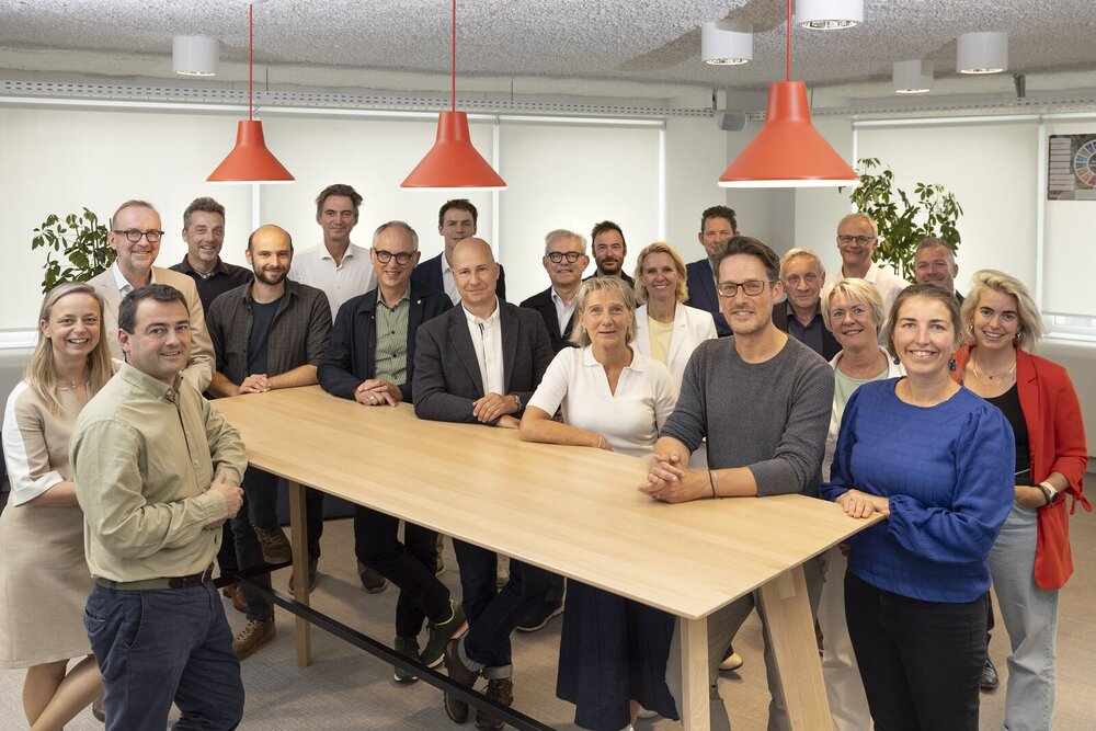 Groepsfoto van bestuurlijke commissie kwalitieitsvolle leefomgeving bij de start in nieuwe samenstelling in september 2025