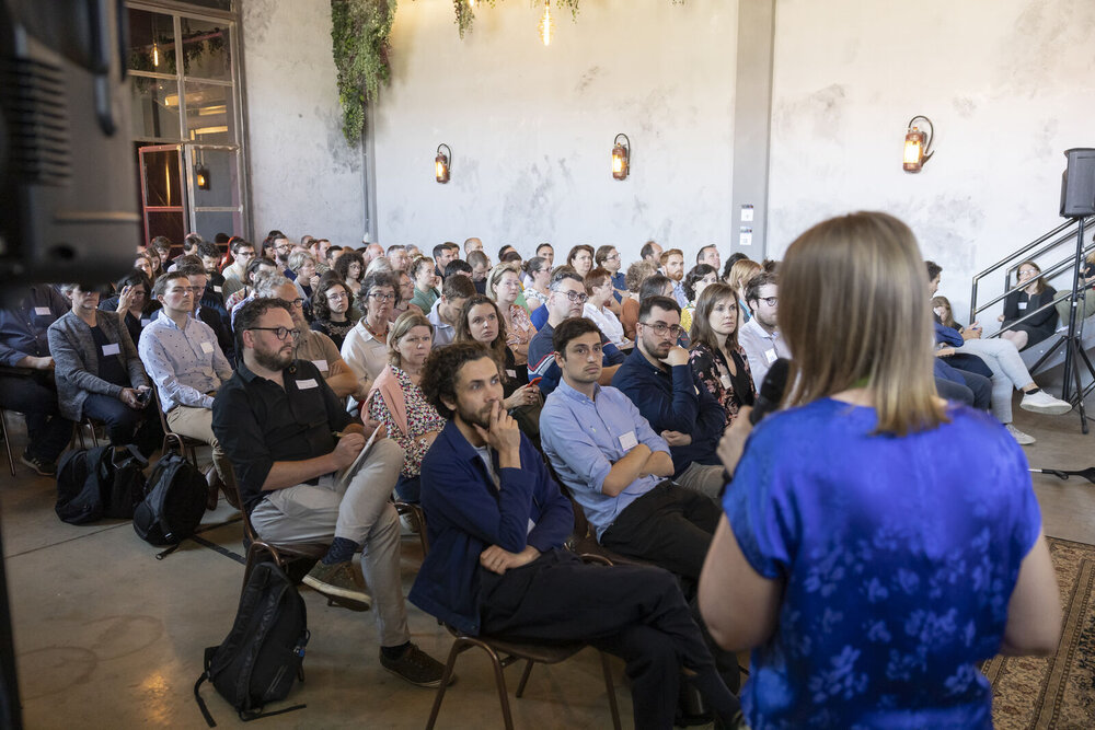 Spreker geeft sessie