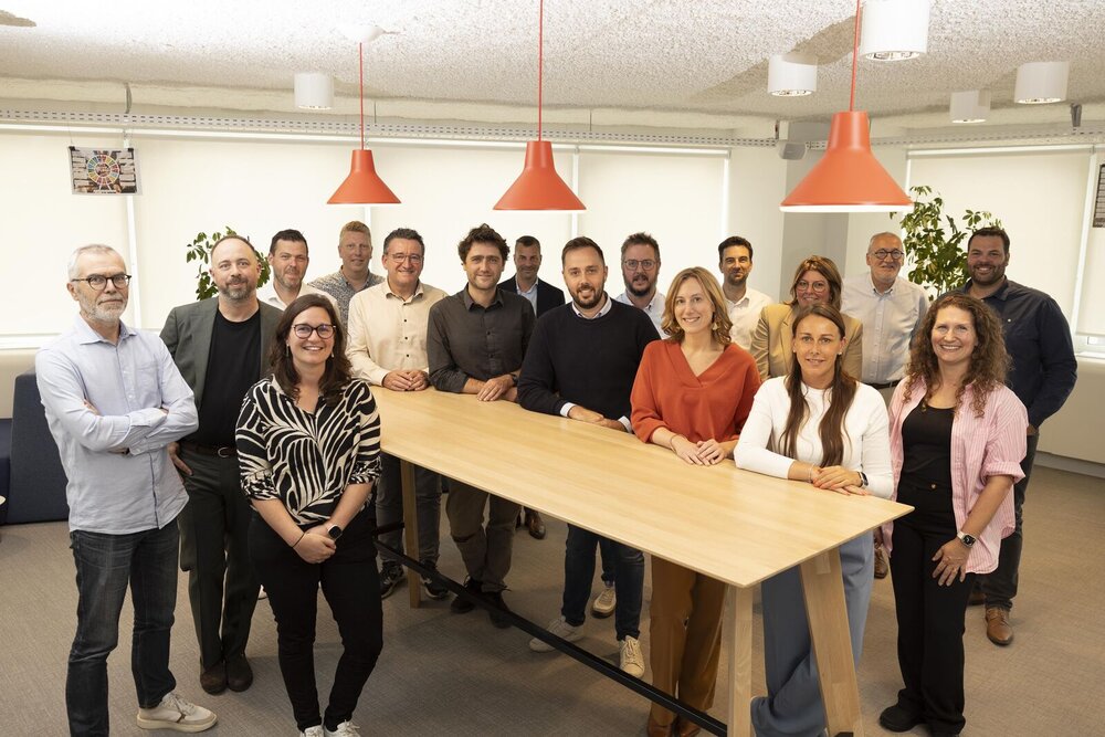 Groepsfoto van bestuurlijke commissie innovatief en digitaal besturen bij de start in nieuwe samenstelling in september 2025