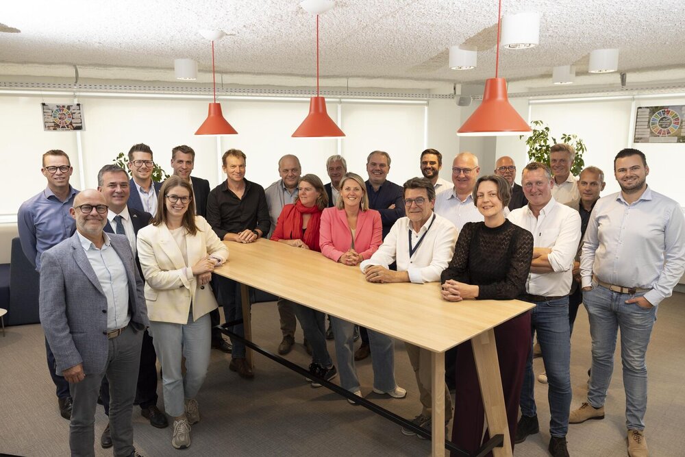 Groepsfoto van bestuurlijke commissie veilige omgevind bij de start in nieuwe samenstelling in september 2025