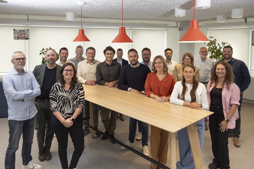 Groepsfoto van bestuurlijke commissie innovatief en digitaal besturen bij de start in nieuwe samenstelling in september 2025