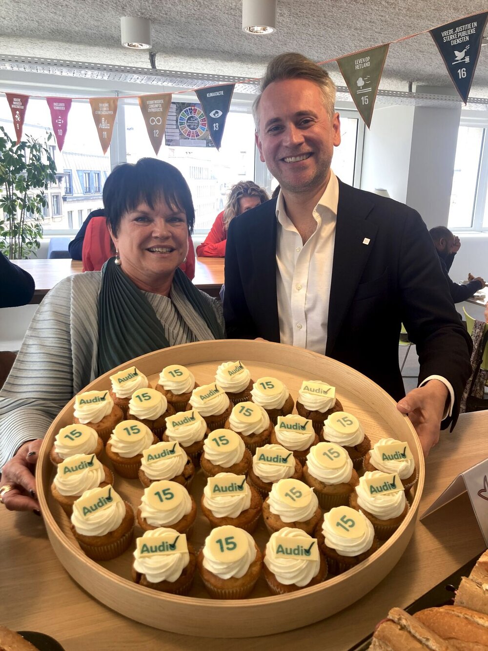 Foto van Ingrid Pensaert en Pieter Marechal met een dienblad vol cupcakes