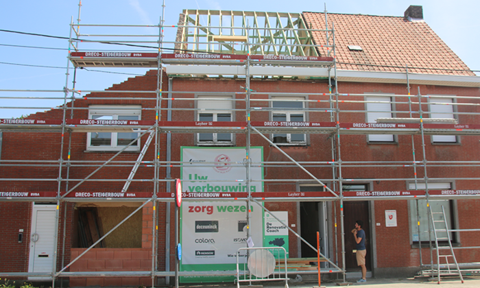 huis in renovatie met stellingen