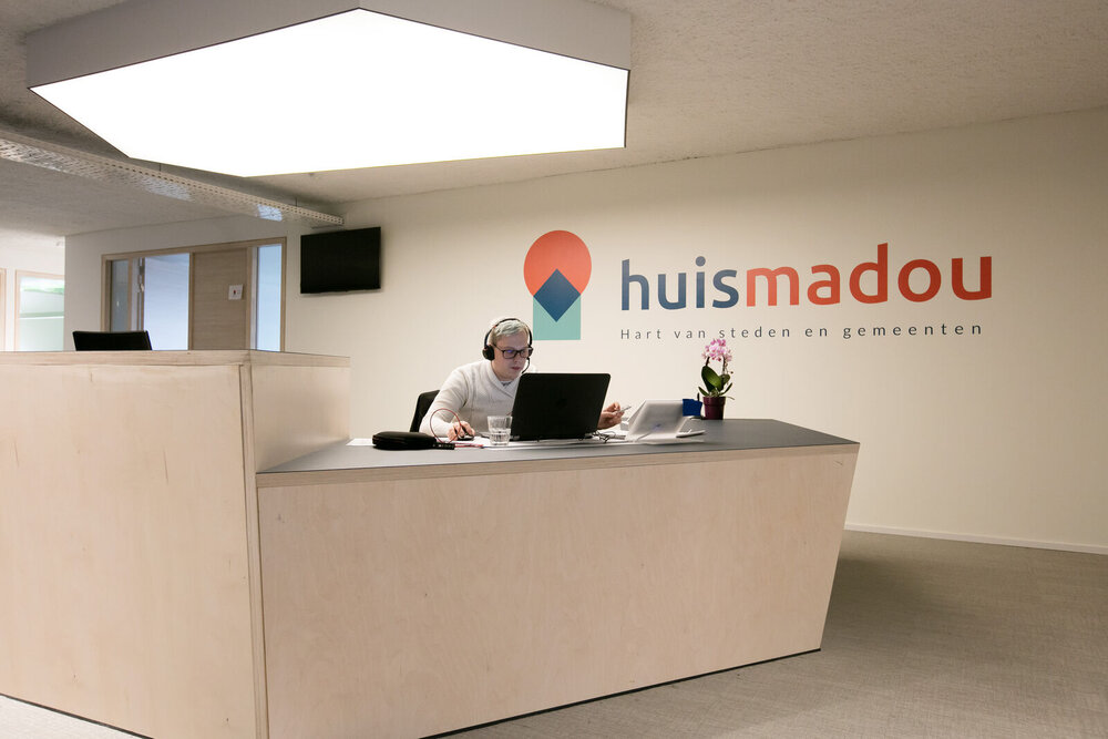 Afbeelding van de frontdesk Huis Madou. 