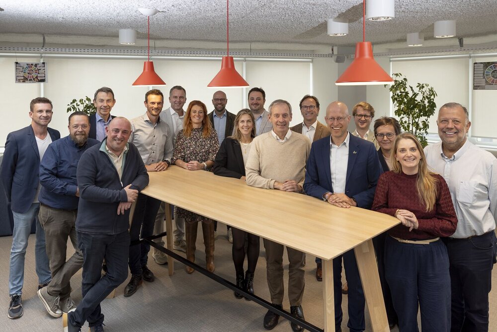 Groepsfoto van bestuurlijke commissie krachtig(e) lokale besturen bij de start in nieuwe samenstelling in september 2025