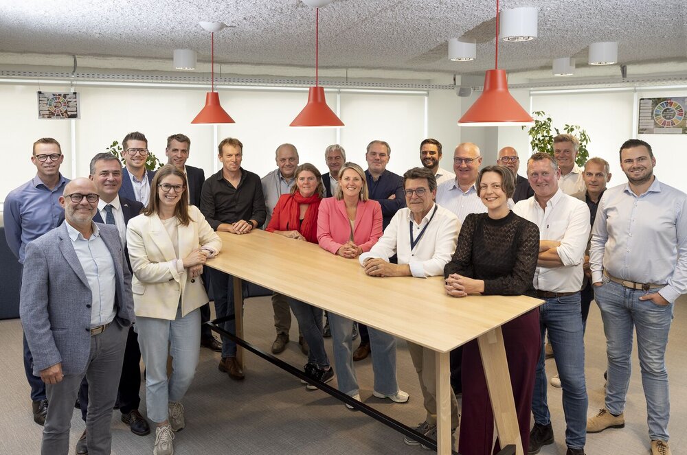 Groepsfoto van bestuurlijke commissie veilige omgevind bij de start in nieuwe samenstelling in september 2025