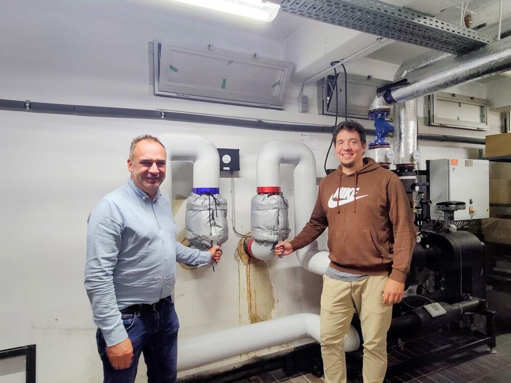 Francis Benoit en Sam Veys bij technische installatie warmtenet