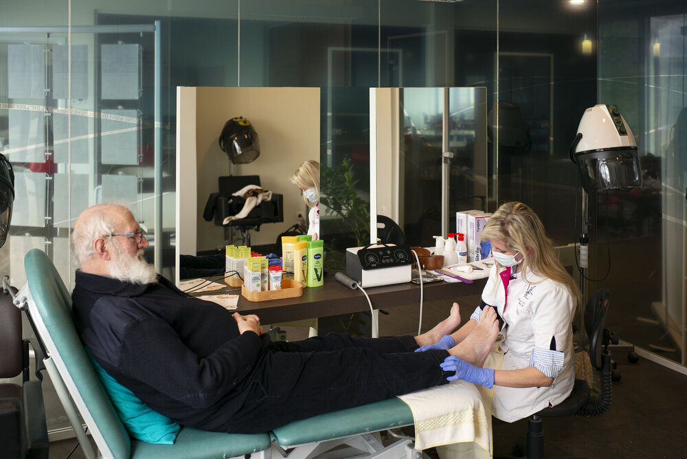 Man krijgt een voetverzorging in het woonzorgcentrum