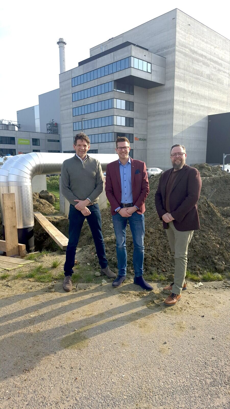 Stefan Geenen van Biostoom, burgemeester Thomas Vints en schepen Werner Janssen