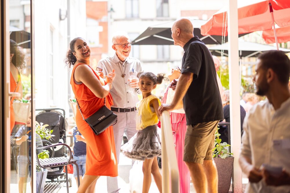 Mensen van verschillende generaties hebben een amusement gesprek.