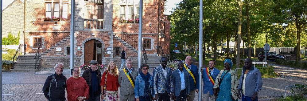 Lievegem, groepsfoto na hijsen van de vlag