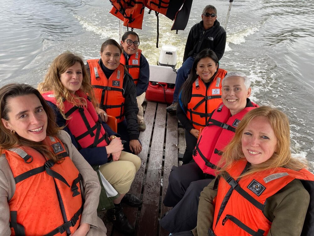 Mensen in een bootje in zee