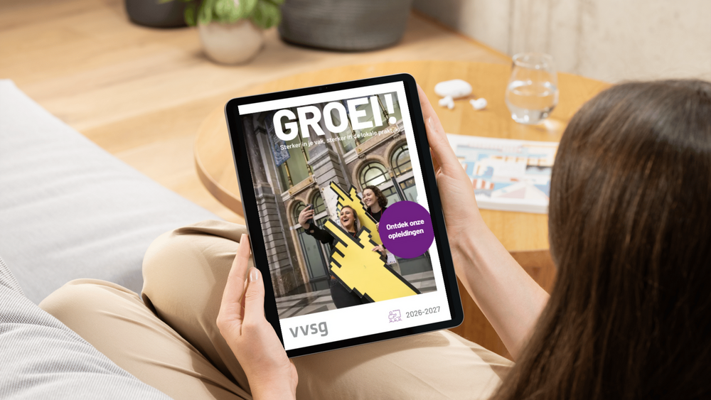 Vrouw leest de VVSg-opleidingsbrochure op een tablet