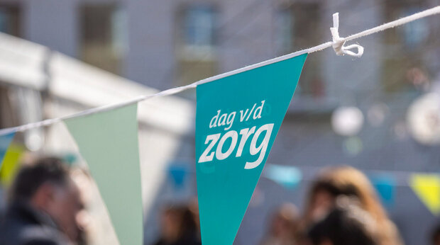 Een vlaggetje met dan van de zorg op