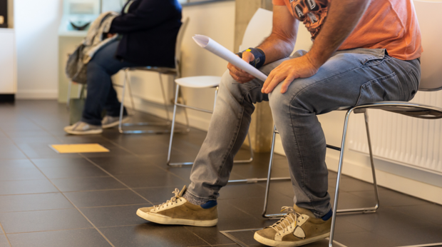 Mensen wachten in een wachtzaal