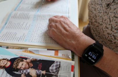 Decoratieve afbeelding: oudere persoon met horlogo leest