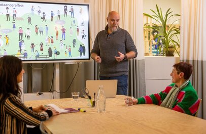 Een persoon die uitleg geeft over huurdiscriminatie