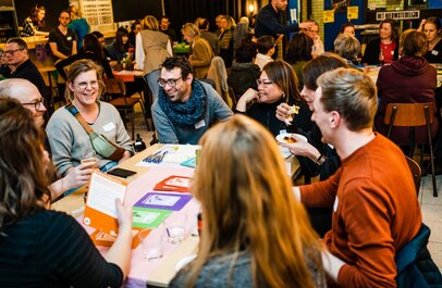 Mensen oefenen samen Nederlands