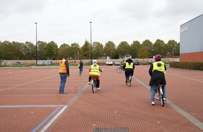 Fietsende mensen