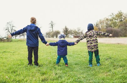 Helpende persoon met kinderen