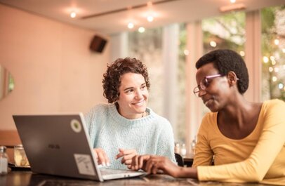 2 personen zitten naast elkaar