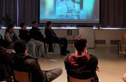 Mensen kijken naar een presentatie