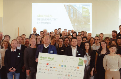 Groepsfoto ondertekenaars Green Deal Deelmobiliteit en Wonen
