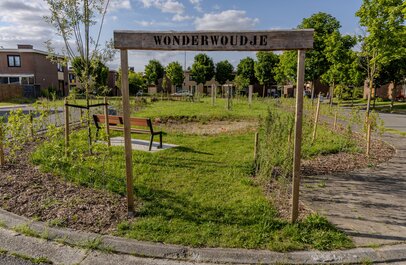 Gert Arijs - foto gerealiseerd project, met toegangsconstructie met opschrift 'Wonderwoudje'