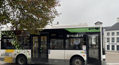 bus van de Lijn in straatbeeld