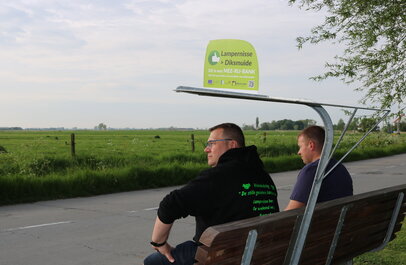 Mannen die wachten op een bankje